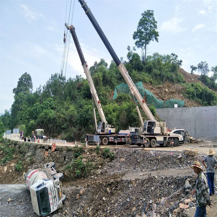 浏阳汽车掉沟里叫吊车救援要多少钱